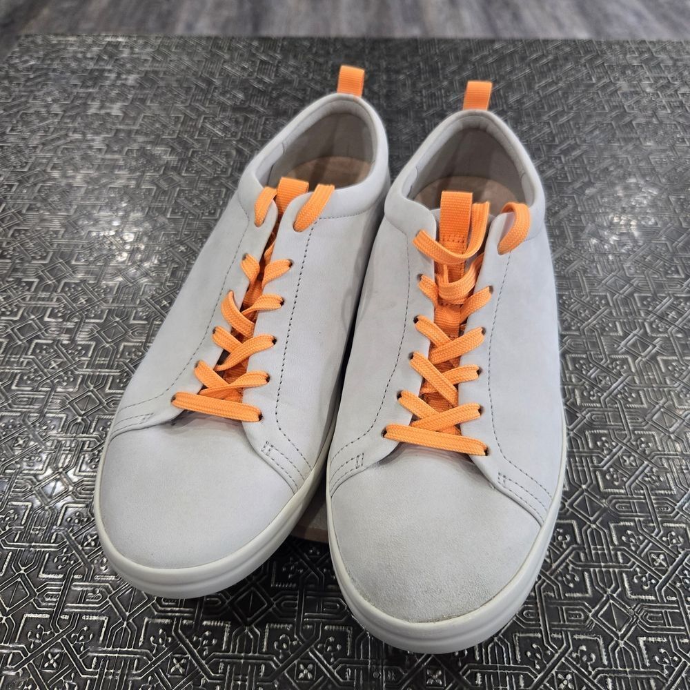 🐢 Vionic Paisley Sneakers Pale Grey with Orange Laces. Size 8.5